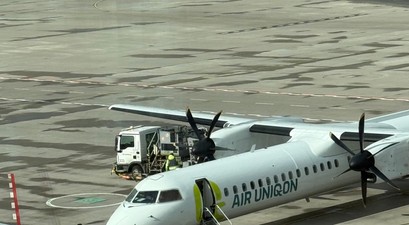 Aash 8 Q-400 am Flugahfen BER: Die Airliner verbindet Friedrichshafen mit Sylt über Berlin.