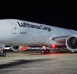Lufthansa Cargos neue Boeing 777F mit dem Kennzeichen D-ALFK ...