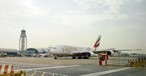 Airbus A380 von Emirates am Flughafen Dubai: Ein Superjumbo soll im Iran-Krieg bisher beschädigt worden sein.