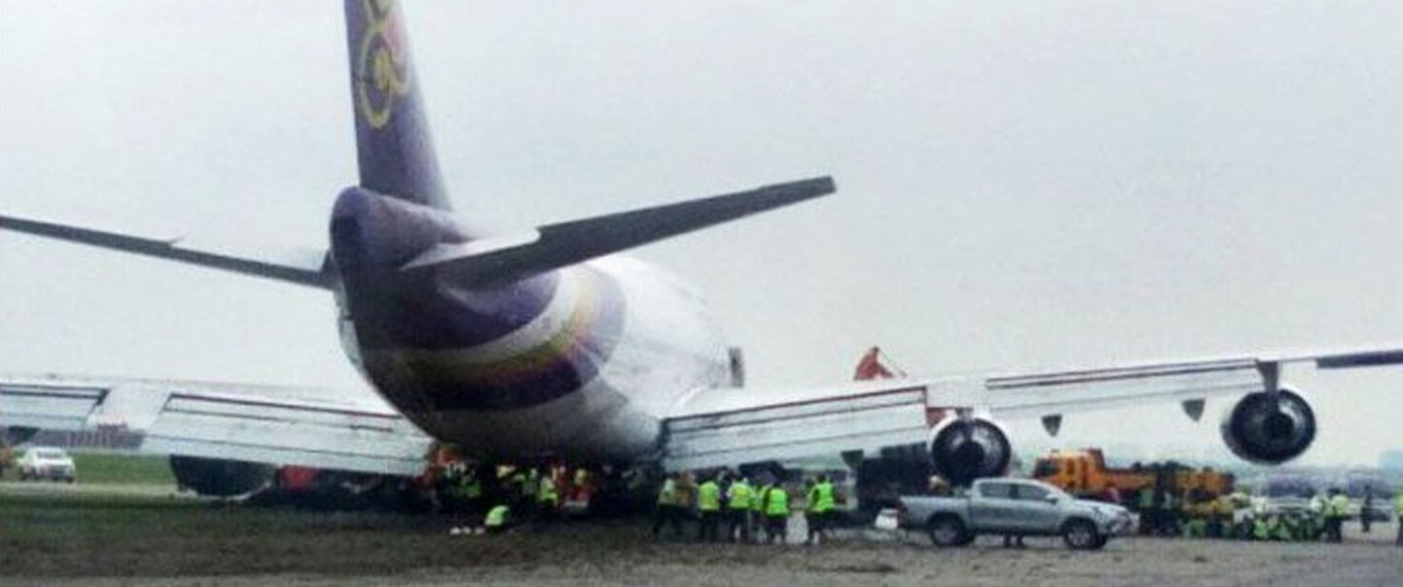 Boeing 747 von Thai Airways: Abseits der Landebahn.