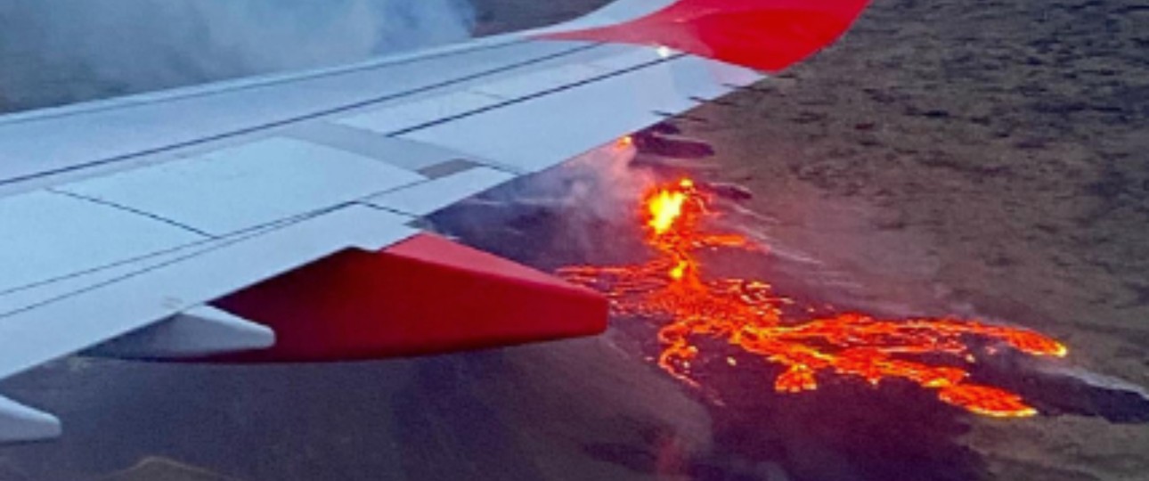 Blick aus dem Flugzeug: Lava bahnt sich ihren Weg am Boden.