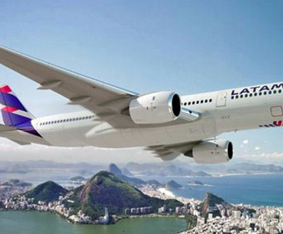 Flieger von Latam: Das neue Nordost-Drehkreuz wird auf unbestimmte Zeit verschoben.