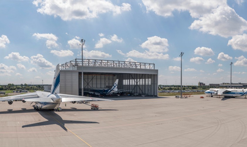Hangar von Aircraft Maintenance and Engineering Service am Flughafen Leipzig/Halle (hier im August): Regelmäßig sind hier Antonov An-124 zu Gast.