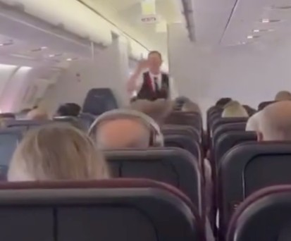 Tanzend durch den Gang: Flugbegleiter von Qantas.