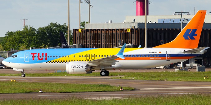Die D-AMAH: Vorne Tuifly-Design, in der Mitte HLX, hinten Hapag-Lloyd Flug. Die ...