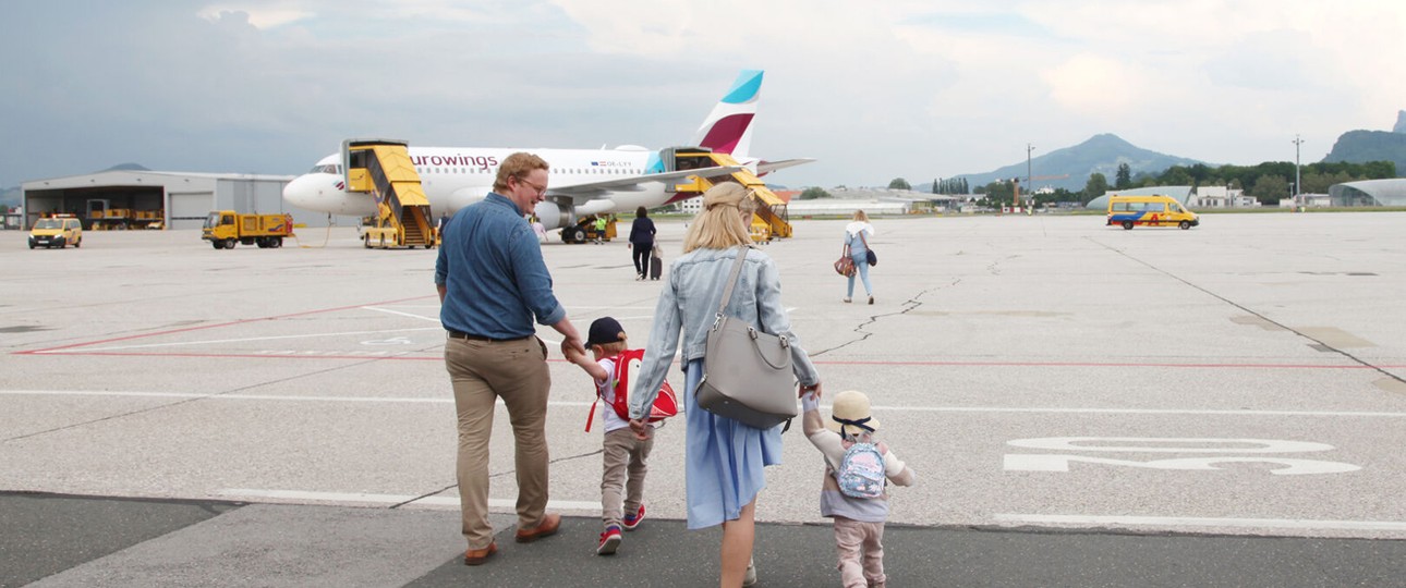 Passagiere am Flughafen Salzburg: Das Terminal 1 ist bereits ein halbes Jahrhundert alt.