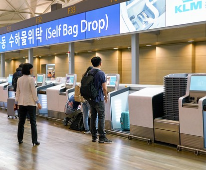 Passagiere checken ihr Gepäck selber ein (hier am Flughagen Incheon in Korea): Werden sie an dieser Stelle künftig womöglich auch gewogen?