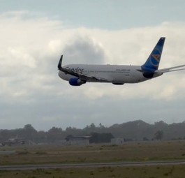 Condors letzte Boeing 767 verabschiedet sich mit tiefem Überflug aus Deutschland