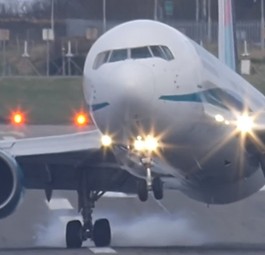 Boeing 767 bei der Landung: Starker Wind schleudert den Jet auf die Landebahn.
