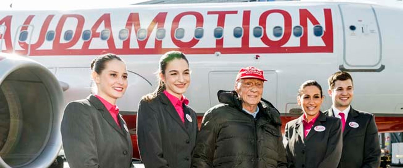 Niki Lauda mit Crew: Die Airline fliegt für Eurowings.