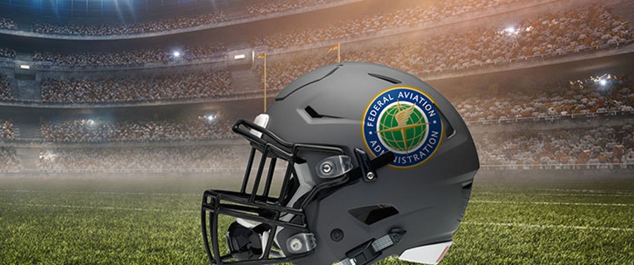 Ein Bild aus den Sicherheitsanweisungen der FAA zum Superbowl 2022: Das Logo der amerikanischen Luftfahrtbehörde auf einem Football-Helm.