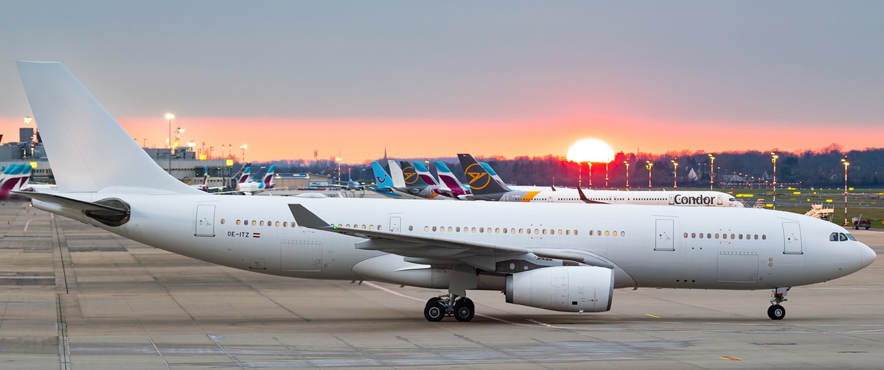 Airbus A330, hier noch ohne Beklebung und mit dem vorherigen Kennzeichen OE-ITZ: Nun ist es die D-AIYD.