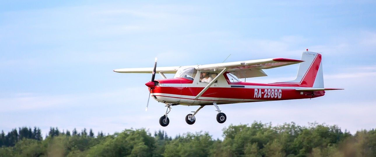 Eine Cessna 150: Das Kleinflugzeug im Flug.