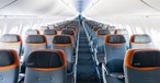 Die Kabine von Jetblues Airbus A220-300: Die Sitze mit orangenem Kopfteil...