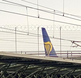 Boeing 737, die für Ryanair Tochter Buzz fliegt, am 7. November am Flughafen Düsseldorf, fotografiert vom Flughafenbahnhof: Rarer Besuch.Buzz