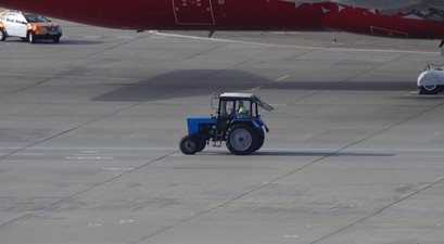 Blauer Traktor am Flughafen Nowosibirsk: Drei Flugzeuge mussten durchstarten. 