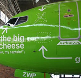 «Flying 101» - «Fliegen für Anfänger» heißt das Design dieses Kulula-Jets. Haarklein wird außen beschrieben, was sich drinnen befindet.
