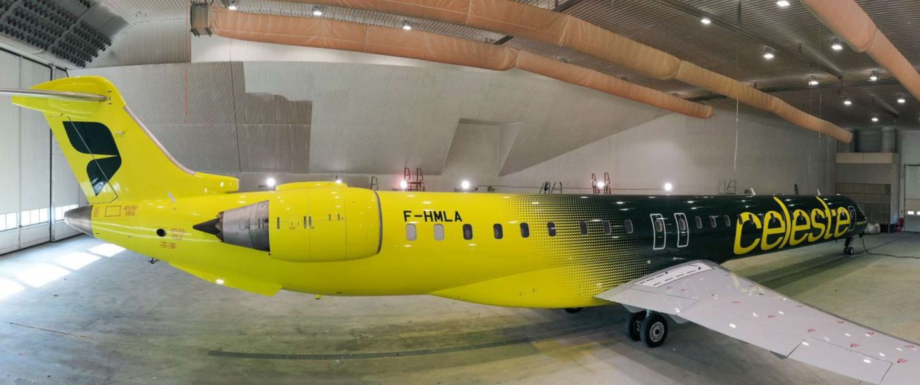 Das Flugzeug könnte von der Lackierung BVB-Fans glücklich machen.