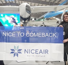 Niceair-Gründer Martin Michael (rechts) und XXX Pressechefin vom Flughafen Akureyri (links): Ab Februar gibt es wieder Verbindungen nach Europa. 