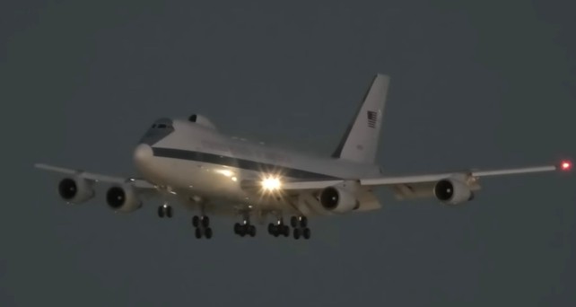 Das Doomsday Plane bei der Landung in Los Angeles. Rarer Vogel.