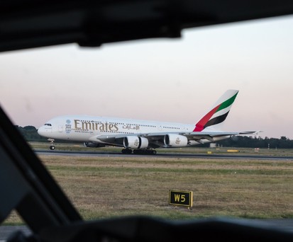Blick aus dem Cockpit: Bei vielen Airlines steuert am Boden der Kapitän.