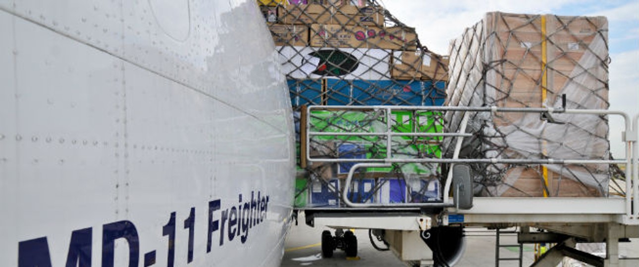Beladung eines Lufthansa-Frachters: Bald arbeitet die Cargo-Division mit United zusammen.
