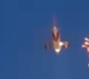 Feuerwerk und Flugzeug: Keine gute Kombination. 