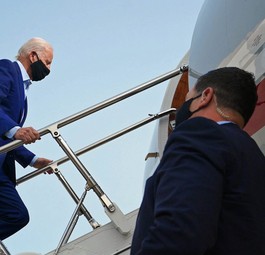 Joe Biden im Wahlkampf: Der Präsidentschaftskandidat reist mit unterschiedlichen Flugzeugen.