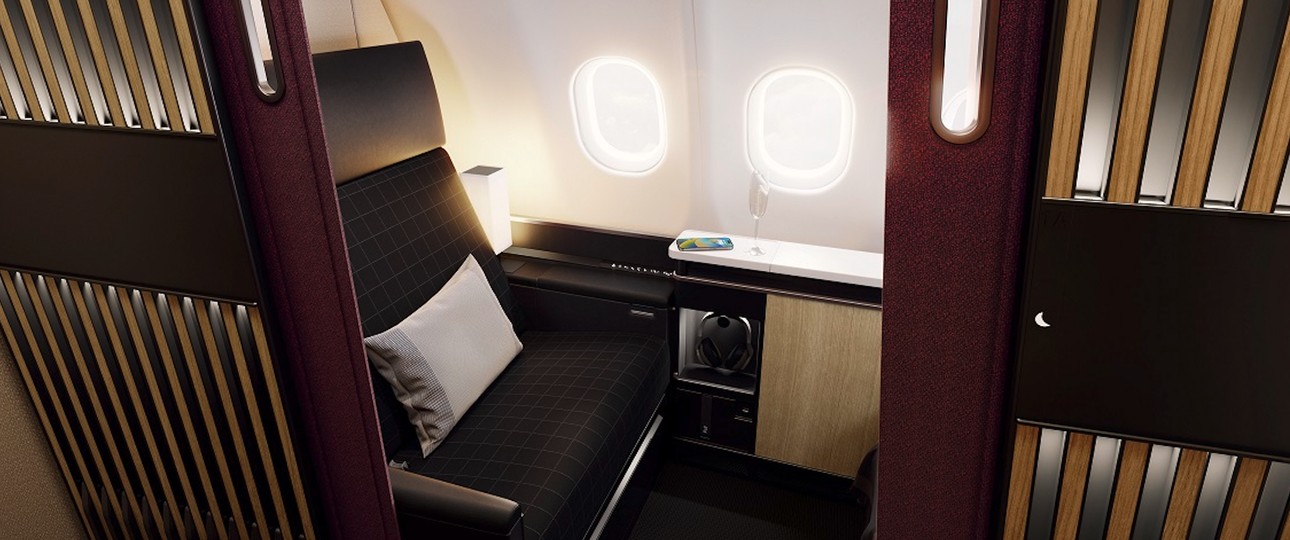 Die Suite in der First Class wird wie auch bei Lufthansa ganz verschließbar sein. Sie bietet einen 117 Zentimeter breiten Sitz, der sich in ein Bett verwandeln lässt und einen 27-Zoll (Fenster-Suite) oder sogar 43-Zoll-4K-Bildschirm (Zentrum). Der Sitz lässt sich heizen oder kühlen.