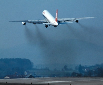 Startende Douglas DC-8 der ehemaligen Swissair Anfang der Achtzigerjahre: Mit dem Aufkommen von Umweltauflagen vor rund 40 Jahren verschwanden die Rauchschwaden immer mehr.