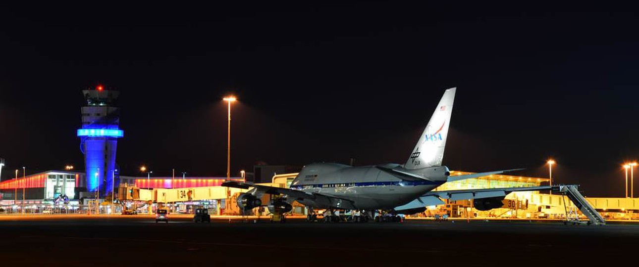 <a href="https://www.aerotelegraph.com/boeing-747-mit-teleskop-ist-gerettet">Boeing 747SP der Nasa</a> auf einem Vorfeld: Forscher und Unternehmen entwickelten neues System zur Bodenkommunikation.