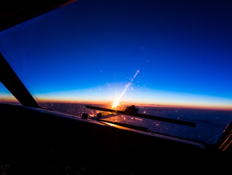 Blick aus dem Cockpit: Manchmal ist es besser, wie geplant weiterzufliegen, wenn beim Cockpitpersonal jemand ausfällt.