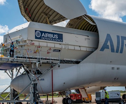 Beladung eines Beluga mit dem Ladesystem: Im Oktober startet die neue Airline.