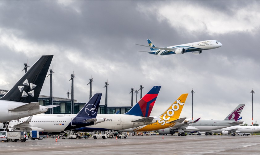 Jets verschiedener Airlines am BER und eine Boeing 787 von Oman Air in der Luft: Künftig auch im Flugplan?