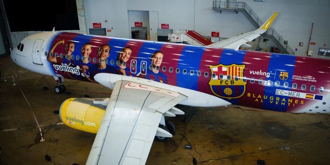 Der Airbus A320 von Vueling: Bis Mitte Juni fliegt der Airbus mit Bildern von Spielerinnen des FV Barcelona durch Europa.