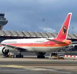 Die aktuelle Bemalung an einem TAAG-Flieger in Madrid im Februar 2023.