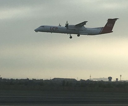 <p>Zuerst überflog die Dash 8 den Flughafen Lima tief. So wurde kontrolliert, ob das Fahrwerk wirklich nicht ausgefahren war.</p>