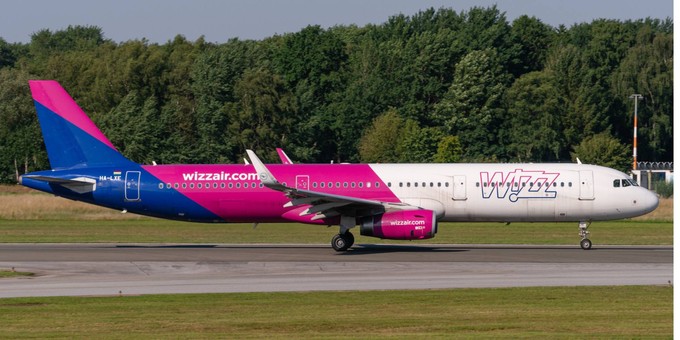 Der Airbus A321 von Wizzair mit dem Lufthansa-Sharklet.