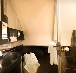 ...ein eigenes Badezimmer mit Dusche. Am 27. Dezember geht die Etihad-Residence zum ersten Mal mit Luxusgästen und Butler in die Lüfte.