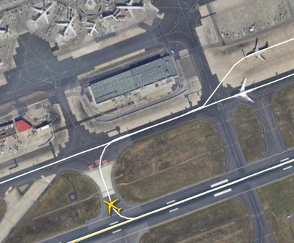 Der A340 (in Gelb), wie er von der Piste rollt: Erst im zweiten Versuch startete er.