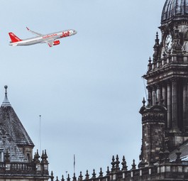 So könnte ein Airbus A321 Neo von Jet 2 über Leeds aussehen: Aus dieser Stadt stammt die Airline.