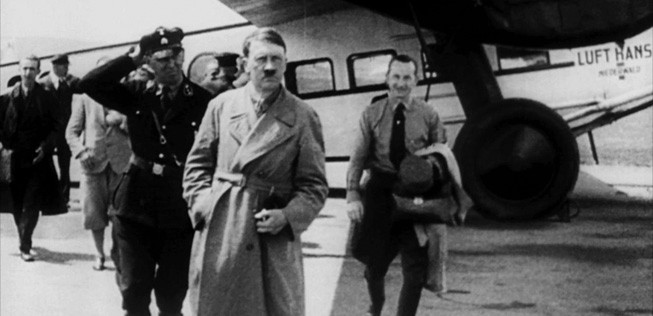 Die Lufthansa sichert sich früh die Gunst der Nationalsozialisten. So stellt sie Adolf Hitler im Wahlkampf permanent und kostenlos ein Flugzeug zur Verfügung.