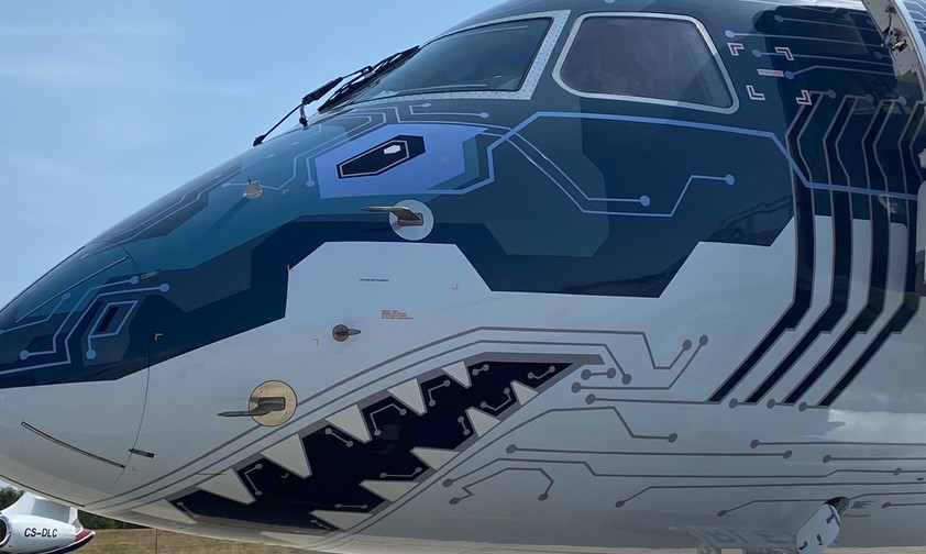 Embraer E-190-E2 mit Tech-Shark-Bemalung: Die Maschine ist bald für den brasiliansichen Rekordmeister Palmeiras unterwegs.