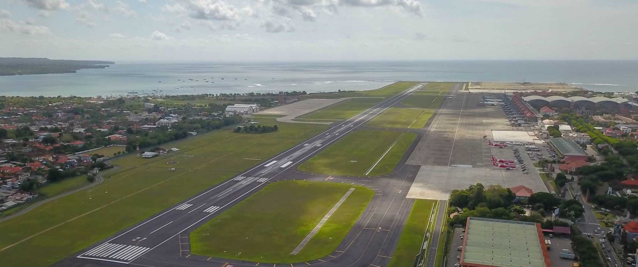 Der aktuelle Flughafen von Bali aus der Luft: Es gibt nur eine Piste.