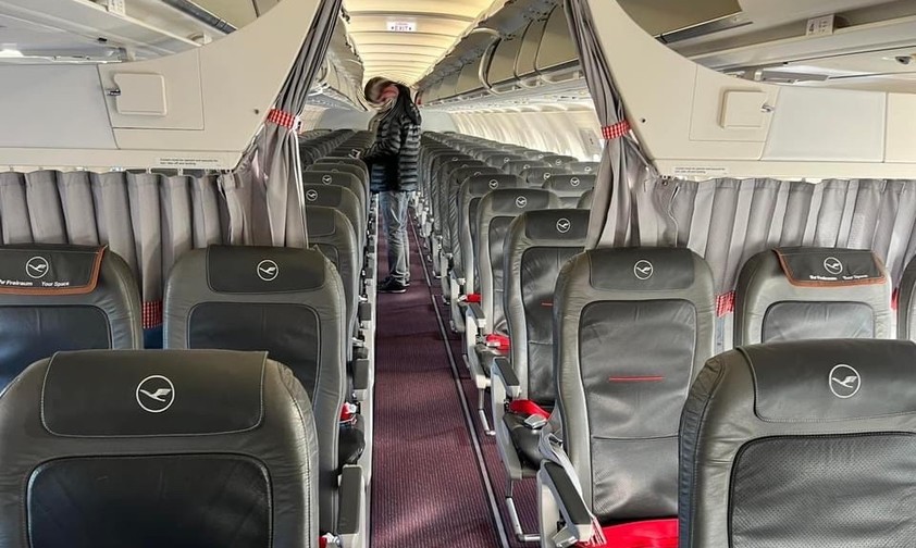 Rote Gurte, Trachten-Vorhanghalter: So sieht es im Airbus A319 von Lufthansa Cityline aus.