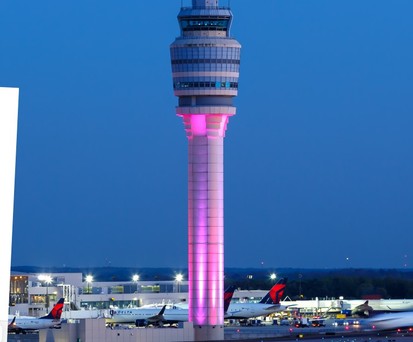 Airport Atlanta und ein Screenshot der nicht erreichbaren Webseite: Reisende müssen sich woanders informieren.