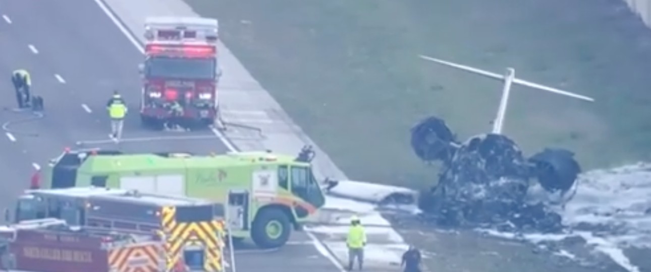 Bilder von Hop-A-Jet Flug 823 nach dem Absturz: Die Flugbegleiterin rettete mit ihrem Einsatz Leben.