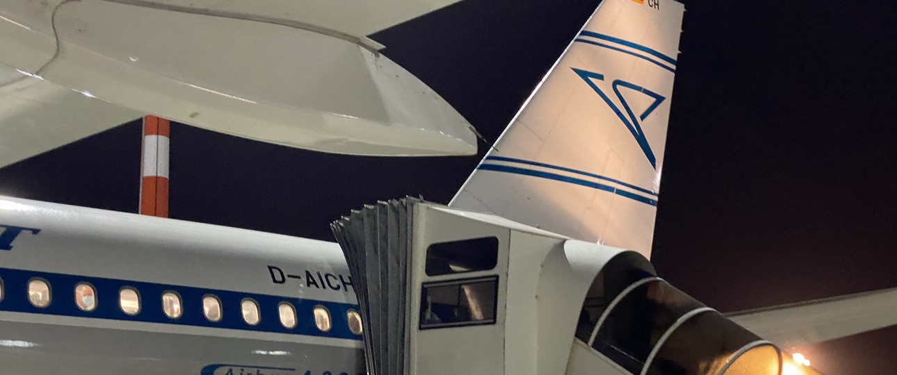 Airbus A320 von Condor, hier in Retro-Bemalung: Wird früh morgen in Düsseldorf abheben.