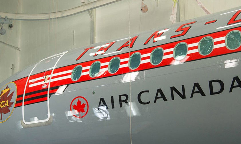 Neuer Airbus A220-300 von Air Canada mit historischer Bemalung: Der Jet hat einen kleinen Air-Canada-Schriftzug und ...