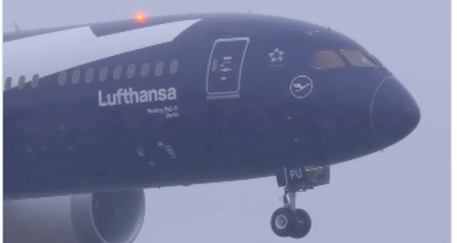 Boeing 787-9 von Lufthansa: das Flugzeug trägt die Jubiläums-Lackierung.